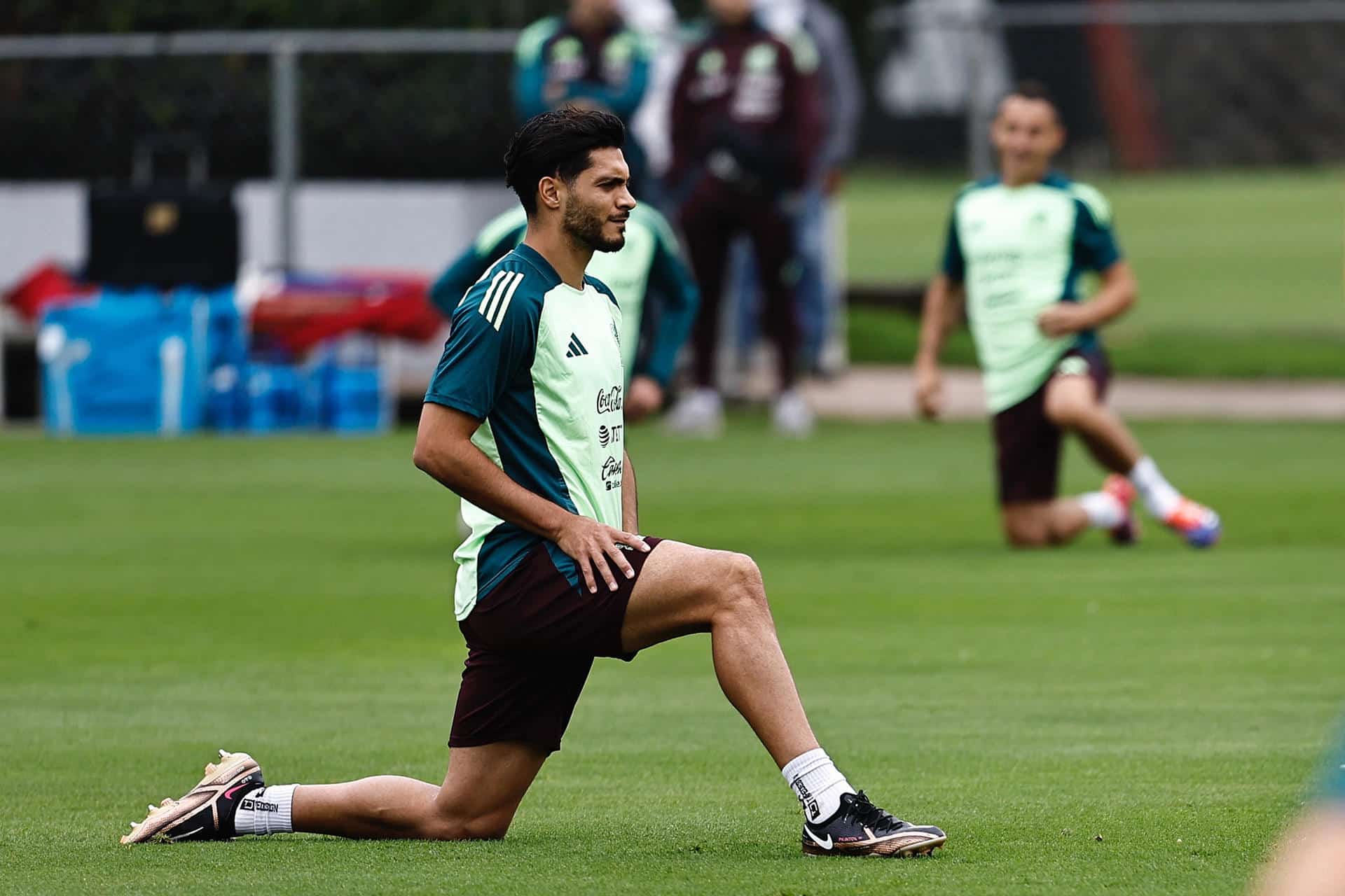 Raúl Jiménez de la selección mexicana de fútbol participa en un entrenamiento en el Centro de Alto Rendimiento en Ciudad de México (México). Fotografía de archivo. EFE/Sáshenka Gutiérrez