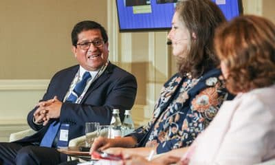 El presidente de la entidad de ahorros peruana Caja Huancayo, Jorge Guillermo Solís (i), habla en un panel durante el FinnLAC Forum este miércoles, en Miami (Estados Unidos). EFE/ Giorgio Viera