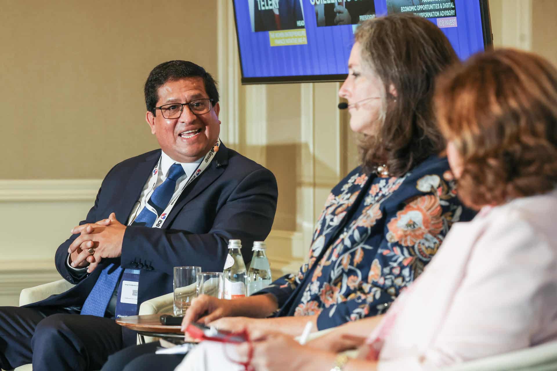 El presidente de la entidad de ahorros peruana Caja Huancayo, Jorge Guillermo Solís (i), habla en un panel durante el FinnLAC Forum este miércoles, en Miami (Estados Unidos). EFE/ Giorgio Viera