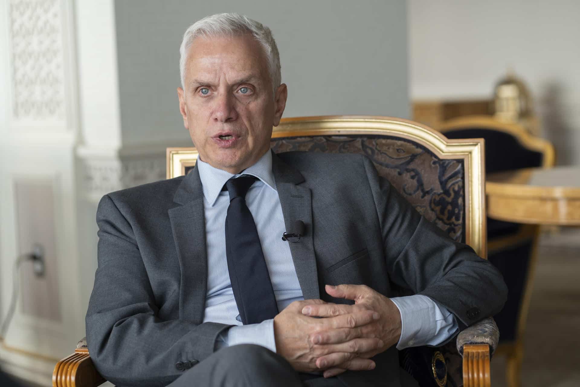 El jefe de la Sección de Trata de Personas y Tráfico de Migrantes de la Oficina de la ONU contra la Droga y el Delito (UNODC), Ilias Chatzis, habla durante una entrevista con EFE este martes, en Nueva York (EE.UU.). La trata de personas atraviesa su transformación "más profunda en décadas" por el avance tecnológico y el auge del crimen organizado en internet, advirtió Chatzis. EFE/ Angel Colmenares