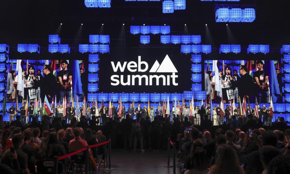 Los participantes sostienen banderas nacionales durante la sesión inaugural este lunes de la Web Summit Lisboa 2025, la conferencia tecnológica más grande del mundo. EFE/EPA/MANUEL DE ALMEIDA