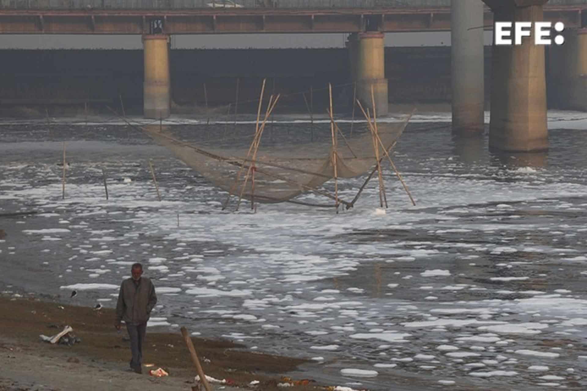 La vida alrededor del río Yamuna, uno de los más sagrados y contaminados de la India, que a su paso por Nueva Delhi sigue siendo escenario de rituales y pesca, cubierto por una capa de espuma tóxica que se extiende más de 500 metros, mientras del agua se desprende un olor químico que cada año hace el paisaje más peligroso. EFE/ Marta Teixidó