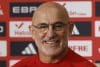 El entrenador de la selección española, Luis de la Fuente, en rueda de prensa este lunes previo al partido ante la selección de Turquía que disputará mañana en el estadio La Cartuja. EFE/Julio Muñoz