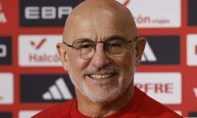 El entrenador de la selección española, Luis de la Fuente, en rueda de prensa este lunes previo al partido ante la selección de Turquía que disputará mañana en el estadio La Cartuja. EFE/Julio Muñoz