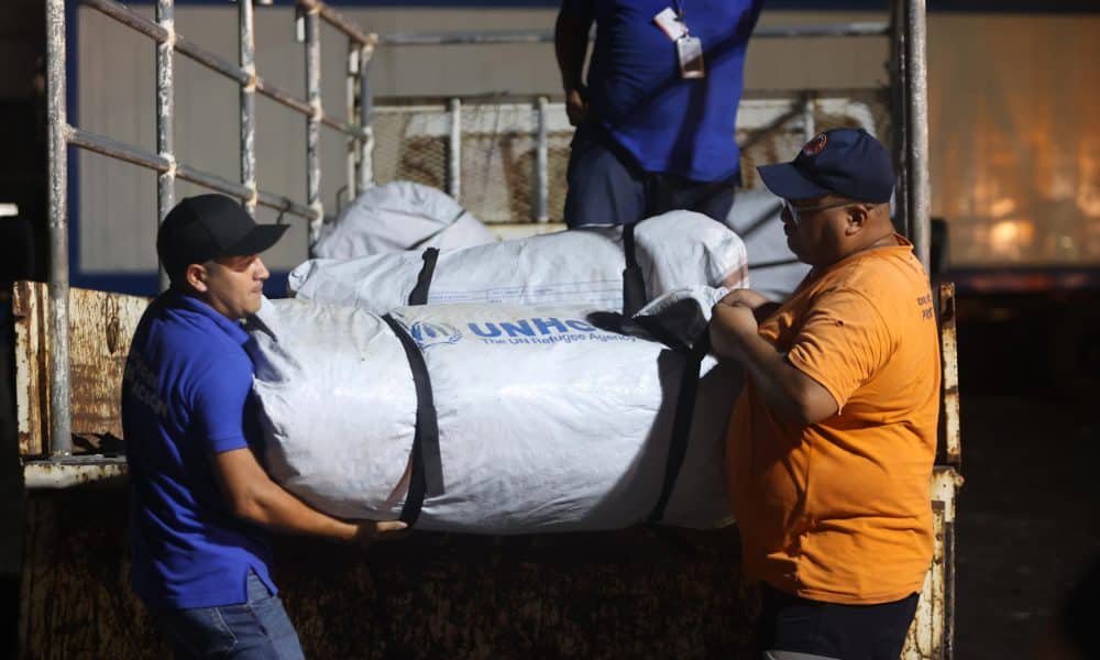 Integrantes del Ministerio de Gobernación preparan ayuda humanitaria este viernes, en el aeropuerto internacional Óscar Arnulfo Romero, en San Luis Talpa (El Salvador). EFE/ Javier Aparicio