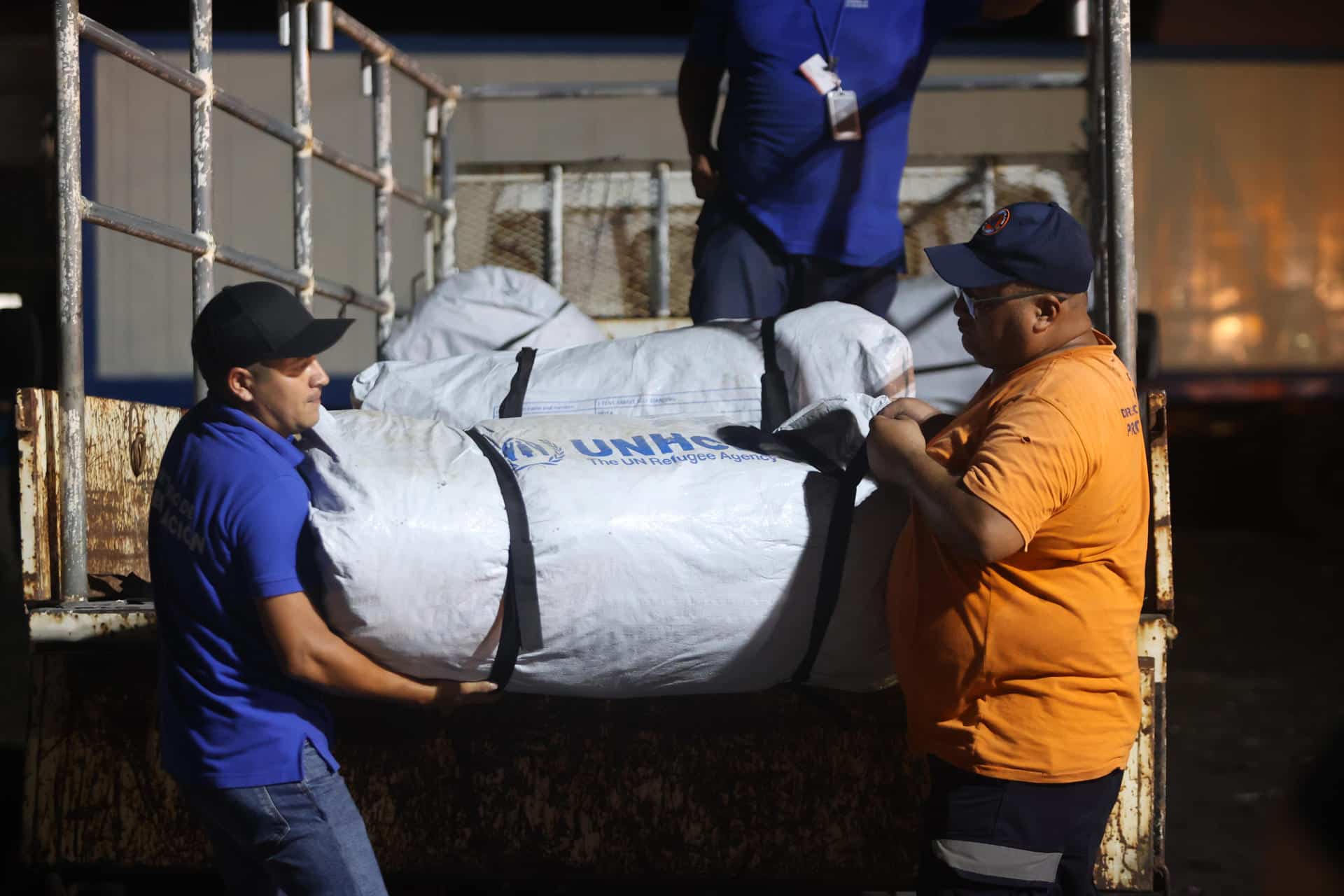 Integrantes del Ministerio de Gobernación preparan ayuda humanitaria este viernes, en el aeropuerto internacional Óscar Arnulfo Romero, en San Luis Talpa (El Salvador). EFE/ Javier Aparicio
