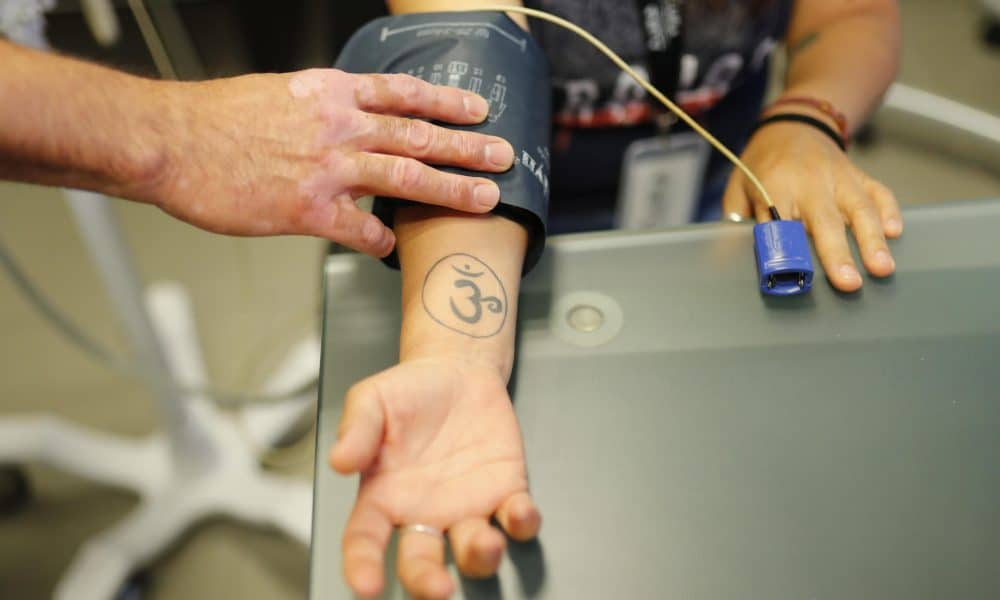 El cirujano de obesidad y diabetes, José Antonio Castañeda, atiende a una paciente en la ciudad de Guadalajara (México). Fotografía de archivo. EFE/ Francisco Guasco