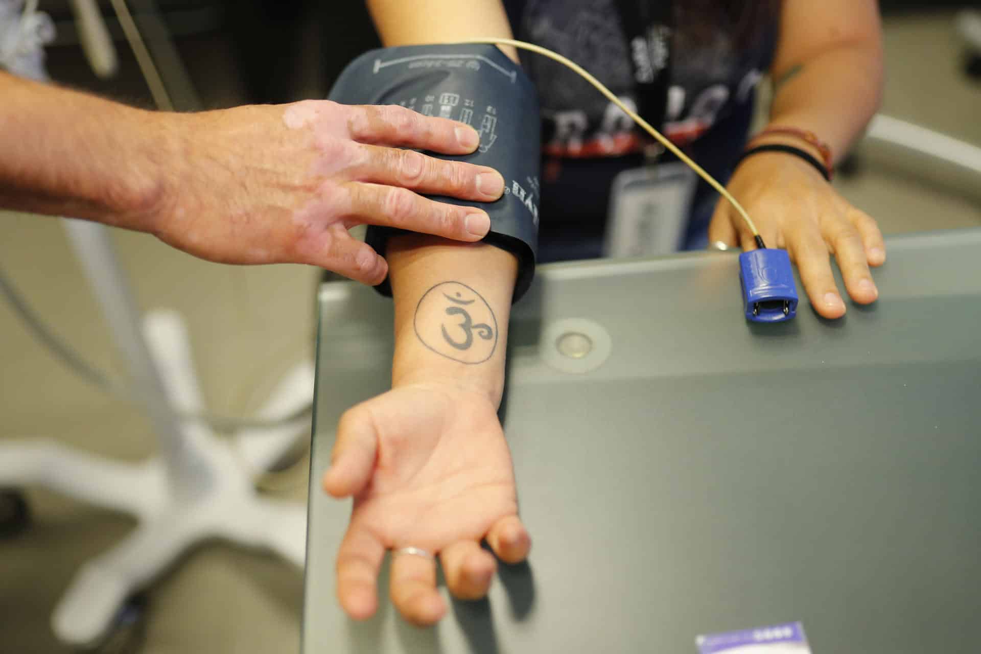 El cirujano de obesidad y diabetes, José Antonio Castañeda, atiende a una paciente en la ciudad de Guadalajara (México). Fotografía de archivo. EFE/ Francisco Guasco