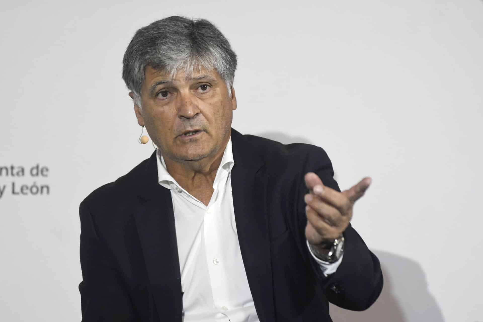 Foto de archivo l entrenador y preparador Toni Nadal imparte la jornada sobre Educación en Valores celebrada este martes en el Conservatorio Profesional de Música de Segovia. EFE/PABLO MARTIN