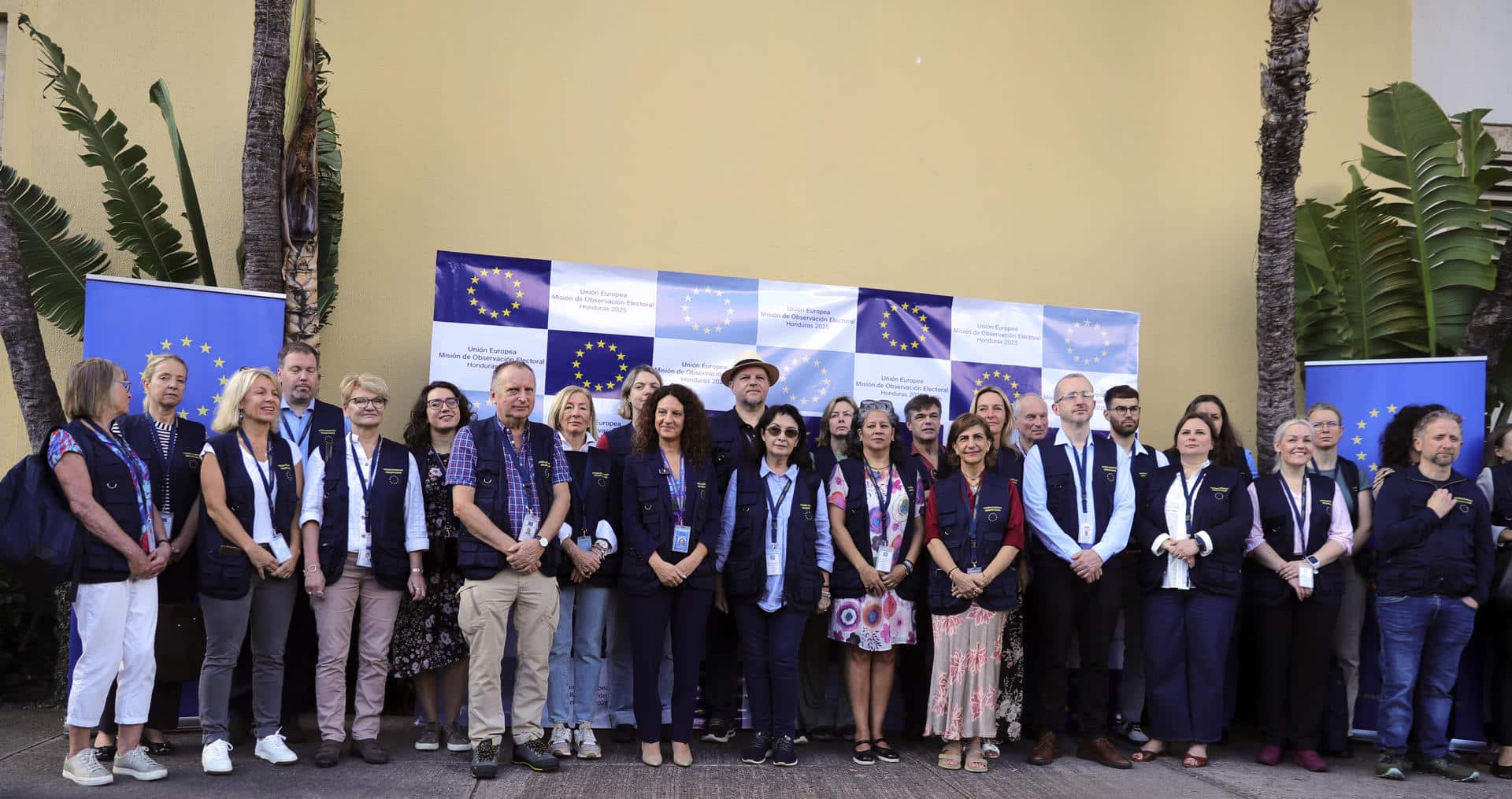 La jefa adjunta de la Misión de Observación Electoral de la Unión Europea (MOE-UE), Tania Marques (c), posa este miércoles, en Tegucigalpa (Honduras). EFE/ Gustavo Amador