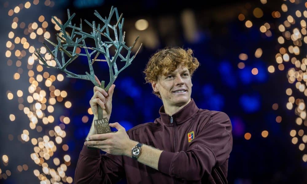 El tenista italiano Jannik Sinner posa con el trofeo tras ganar la final contra el canadiense Félix Auger-Aliassime en el torneo ATP Masters de París, celebrado en Nanterre. EFE/CHRISTOPHE PETIT TESSON