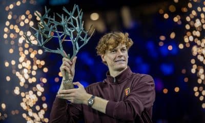 El tenista italiano Jannik Sinner posa con el trofeo tras ganar la final contra el canadiense Félix Auger-Aliassime en el torneo ATP Masters de París, celebrado en Nanterre. EFE/CHRISTOPHE PETIT TESSON