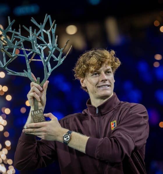 El tenista italiano Jannik Sinner posa con el trofeo tras ganar la final contra el canadiense Félix Auger-Aliassime en el torneo ATP Masters de París, celebrado en Nanterre. EFE/CHRISTOPHE PETIT TESSON