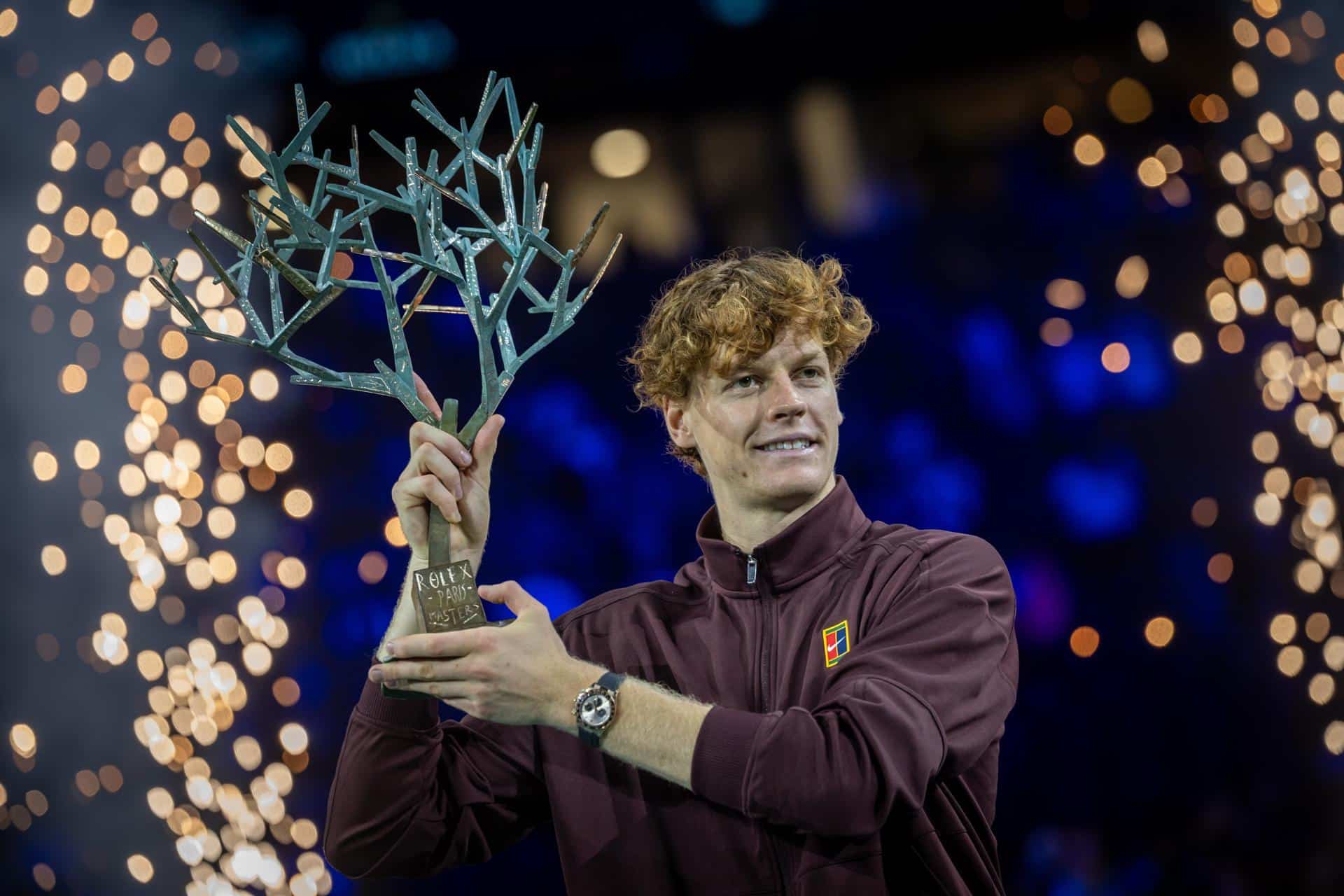 El tenista italiano Jannik Sinner posa con el trofeo tras ganar la final contra el canadiense Félix Auger-Aliassime en el torneo ATP Masters de París, celebrado en Nanterre. EFE/CHRISTOPHE PETIT TESSON