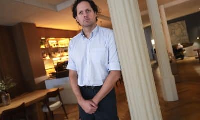 GRAFCAT4700. BARCELONA (ESPAÑA), 14/11/2025.- El periodista y escritor estadounidense Vincent Bevins, autor del libro ‘Si ardemos: La década de protestas masivas y la revolución que no fue’, asegura en una entrevista con EFE que la derecha populista responde a la misma pregunta planteada por la izquierda, pero de una manera cínica, destructiva y peligrosa. EFE/Enric Fontcuberta