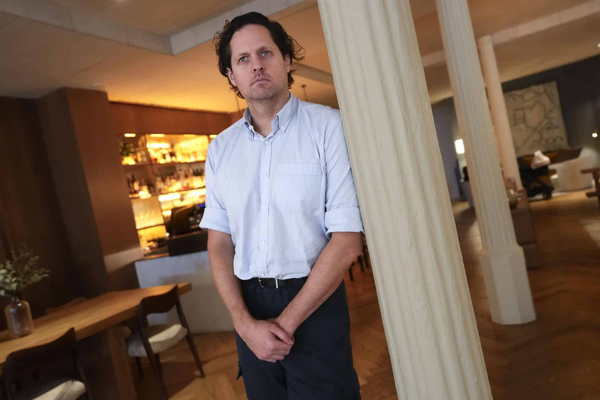 GRAFCAT4700. BARCELONA (ESPAÑA), 14/11/2025.- El periodista y escritor estadounidense Vincent Bevins, autor del libro ‘Si ardemos: La década de protestas masivas y la revolución que no fue’, asegura en una entrevista con EFE que la derecha populista responde a la misma pregunta planteada por la izquierda, pero de una manera cínica, destructiva y peligrosa. EFE/Enric Fontcuberta