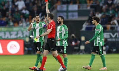 El colegiado muestra una cartulina roja que supuso la expulsión del delantero brasileño del Betis Antony en el partido de LaLiga de fútbol ante el Girona disputado este domingo en el estadio Benito Villamarín. EFE/Julio Muñoz