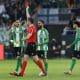 El colegiado muestra una cartulina roja que supuso la expulsión del delantero brasileño del Betis Antony en el partido de LaLiga de fútbol ante el Girona disputado este domingo en el estadio Benito Villamarín. EFE/Julio Muñoz