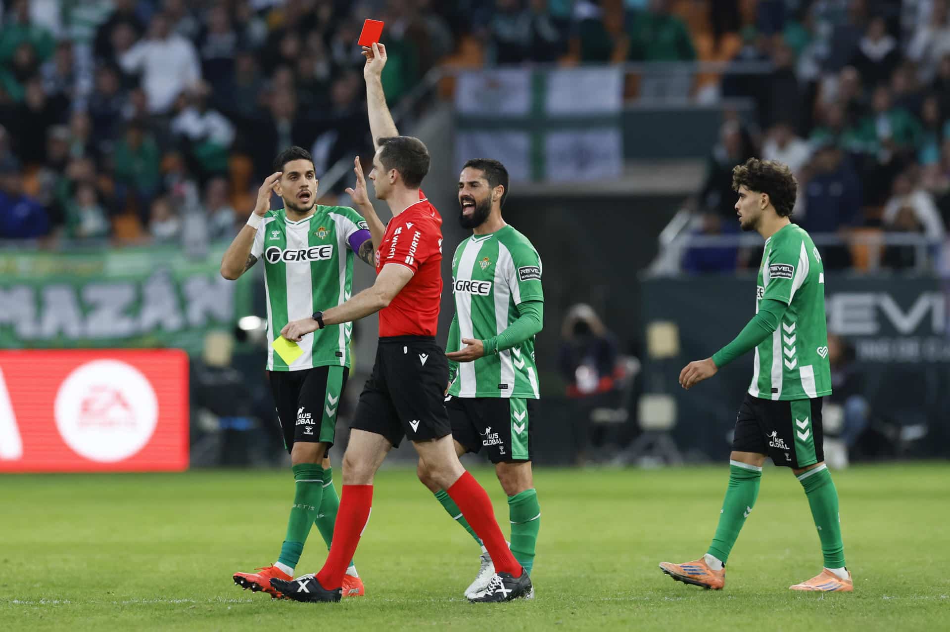 El colegiado muestra una cartulina roja que supuso la expulsión del delantero brasileño del Betis Antony en el partido de LaLiga de fútbol ante el Girona disputado este domingo en el estadio Benito Villamarín. EFE/Julio Muñoz