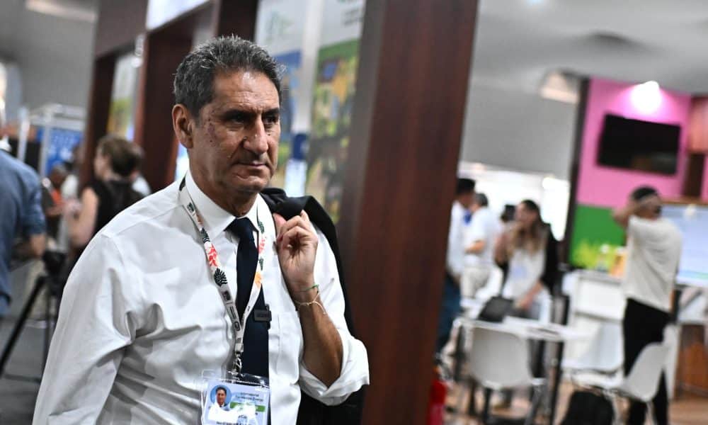 El director general de la Agencia Internacional de Energías Renovables (Irena), Francesco La Camera, habla durante una entrevista con EFE este jueves en el Centro de Convenciones Hangar, en Belém (Brasil). EFE/Andre Borges