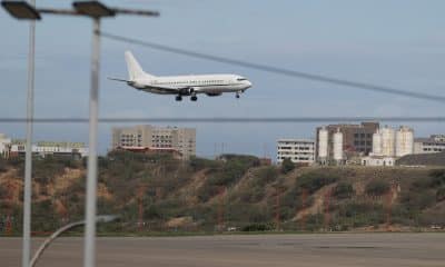 Fotografía de un avión este miércoles, en el aeropuerto internacional Simón Bolívar, que sirve a Caracas, en Maiquetía (Venezuela). EFE/ Ronald Pena R