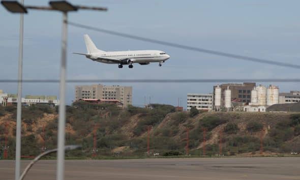 Fotografía de un avión este miércoles, en el aeropuerto internacional Simón Bolívar, que sirve a Caracas, en Maiquetía (Venezuela). EFE/ Ronald Pena R