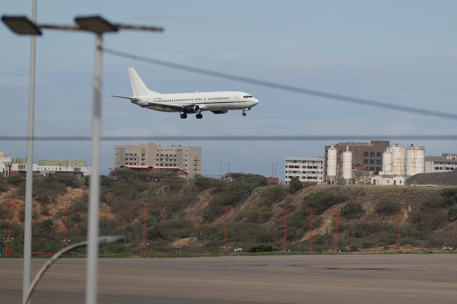 Fotografía de un avión este miércoles, en el aeropuerto internacional Simón Bolívar, que sirve a Caracas, en Maiquetía (Venezuela). EFE/ Ronald Pena R