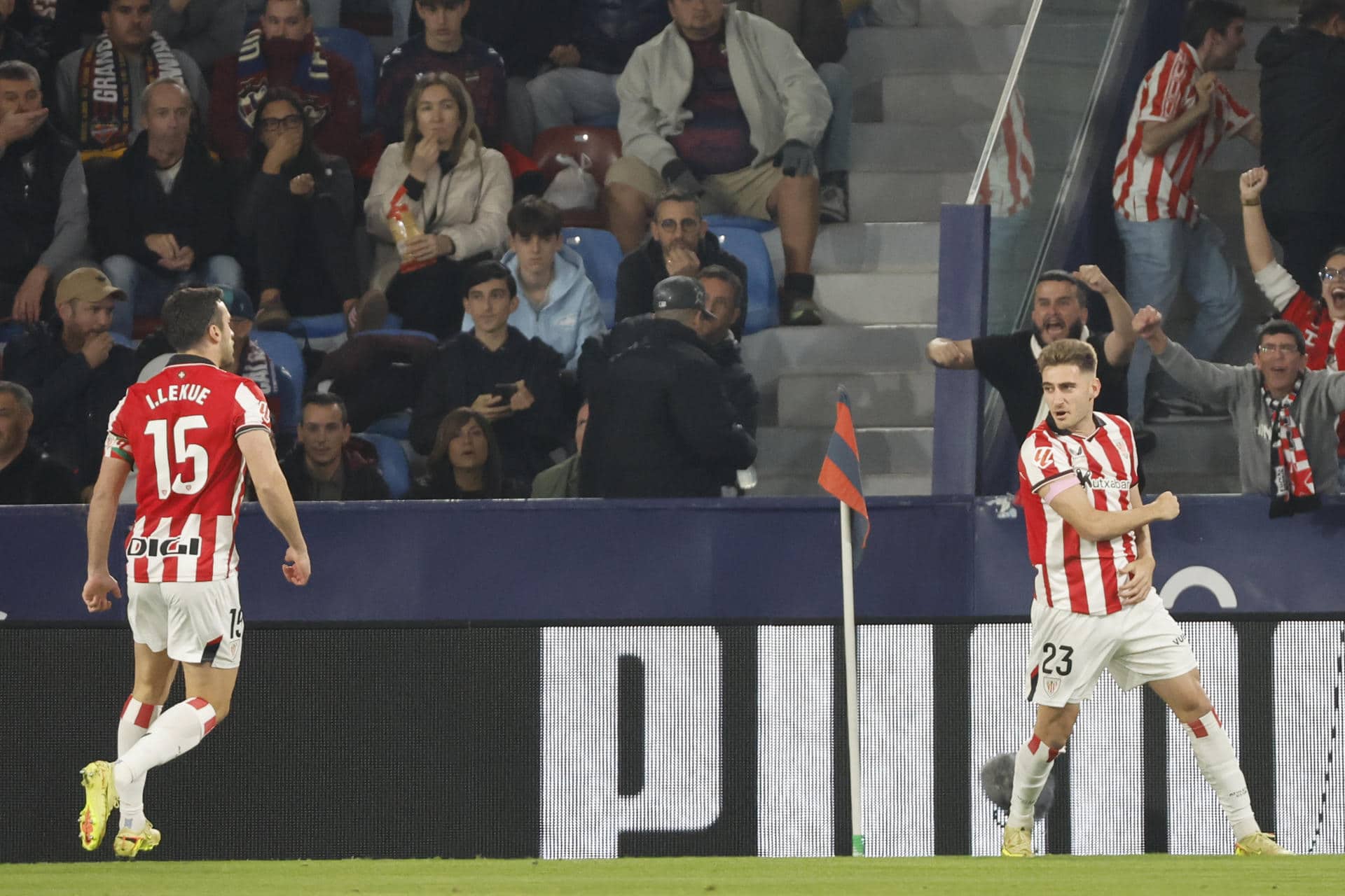 El centrocampista del Athletic Robert Navarro (d) celebra tras anotar el primer gol de su equipo durante el partido de la jornada 14 de LaLiga EA Sports que Levante UD y Athletic Club Bilbao disputaron en el Estadio Ciudad de Valencia. EFE/ Ana Escobar