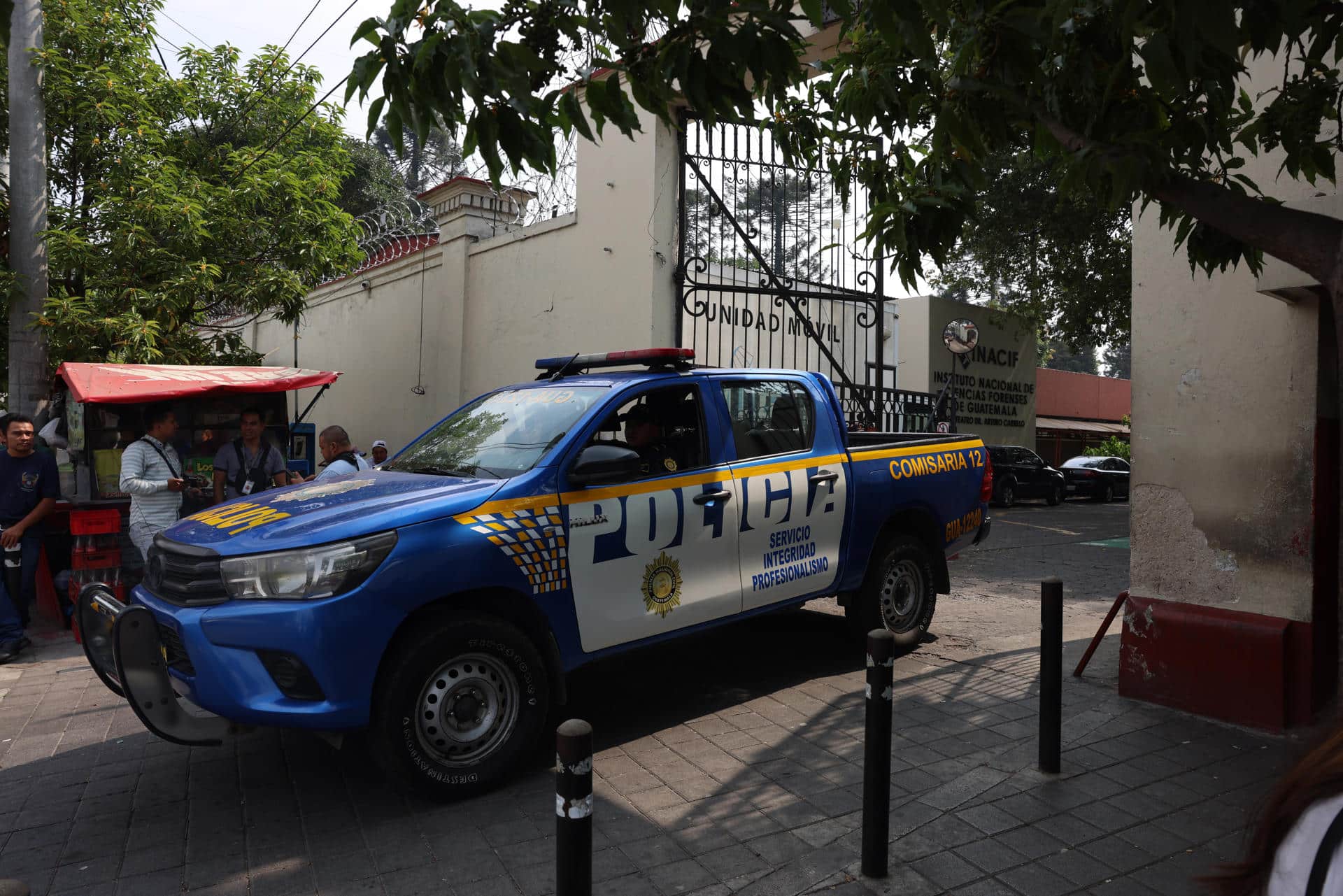 Fotografía de archivo, tomada el pasado 15 de abril, de una patrulla de la Policía de Guatemala, a la salida de las instalaciones del Instituto Nacional de Ciencias Forenses (INACIF), en la capital gutaemalteca. EFE/Mariano Macz.