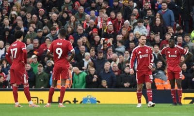 Los jugadores del Liverpool lamentan un gol del Nottingham Forest en Liverpool, Reino Unido. EFE/EPA/PETER POWELL