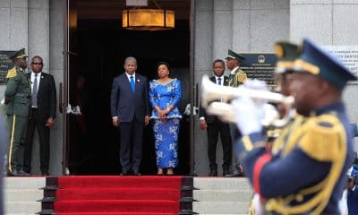 El presidente de Angola, Joao Lourenço (C-L), y su esposa Ana Dias Lourenco (C-R), asisten al 50 aniversario de la independencia de Angola en Luanda, Angola, 11 de noviembre de 2025. Diez mil invitados y 45 delegaciones extranjeras están asistiendo hoy en Luanda, el evento principal de las celebraciones del 50 aniversario de la independencia de Angola, que está restringido a invitados, pero el gobierno ha asegurado que todos los segmentos de la sociedad angoleña estarán representados. EFE/EPA/AMPE ROGERIO