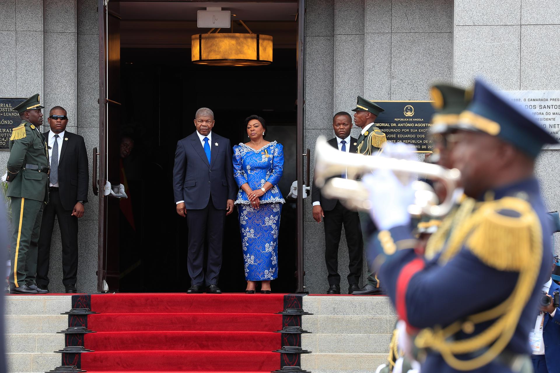 El presidente de Angola, Joao Lourenço (C-L), y su esposa Ana Dias Lourenco (C-R), asisten al 50 aniversario de la independencia de Angola en Luanda, Angola, 11 de noviembre de 2025. Diez mil invitados y 45 delegaciones extranjeras están asistiendo hoy en Luanda, el evento principal de las celebraciones del 50 aniversario de la independencia de Angola, que está restringido a invitados, pero el gobierno ha asegurado que todos los segmentos de la sociedad angoleña estarán representados. EFE/EPA/AMPE ROGERIO