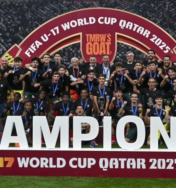 La selección de Portugal celebra la conquista del título mundial sub-17 tras imponerse a Austria en la final de la competición disputada en Catar. EFE/ NOUSHAD THEKKAYIL