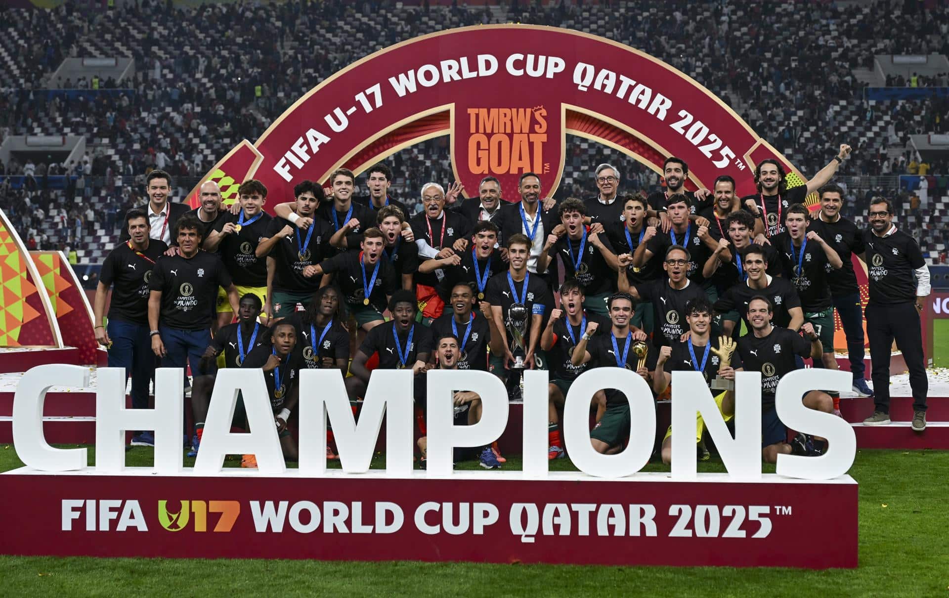 La selección de Portugal celebra la conquista del título mundial sub-17 tras imponerse a Austria en la final de la competición disputada en Catar. EFE/ NOUSHAD THEKKAYIL