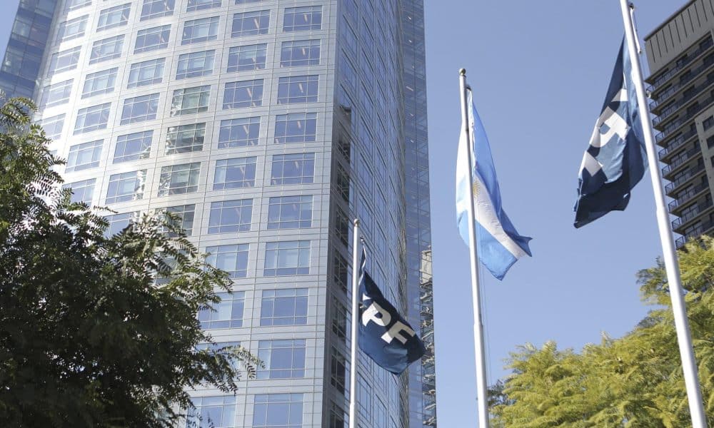 Fotografía de archivo de las banderas de YPF y de Argentina frente a la sede de la petrolera, en Buenos Aires (Argentina). EFE/David Fernández