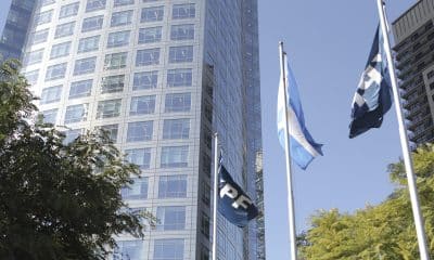 Fotografía de archivo de las banderas de YPF y de Argentina frente a la sede de la petrolera, en Buenos Aires (Argentina). EFE/David Fernández