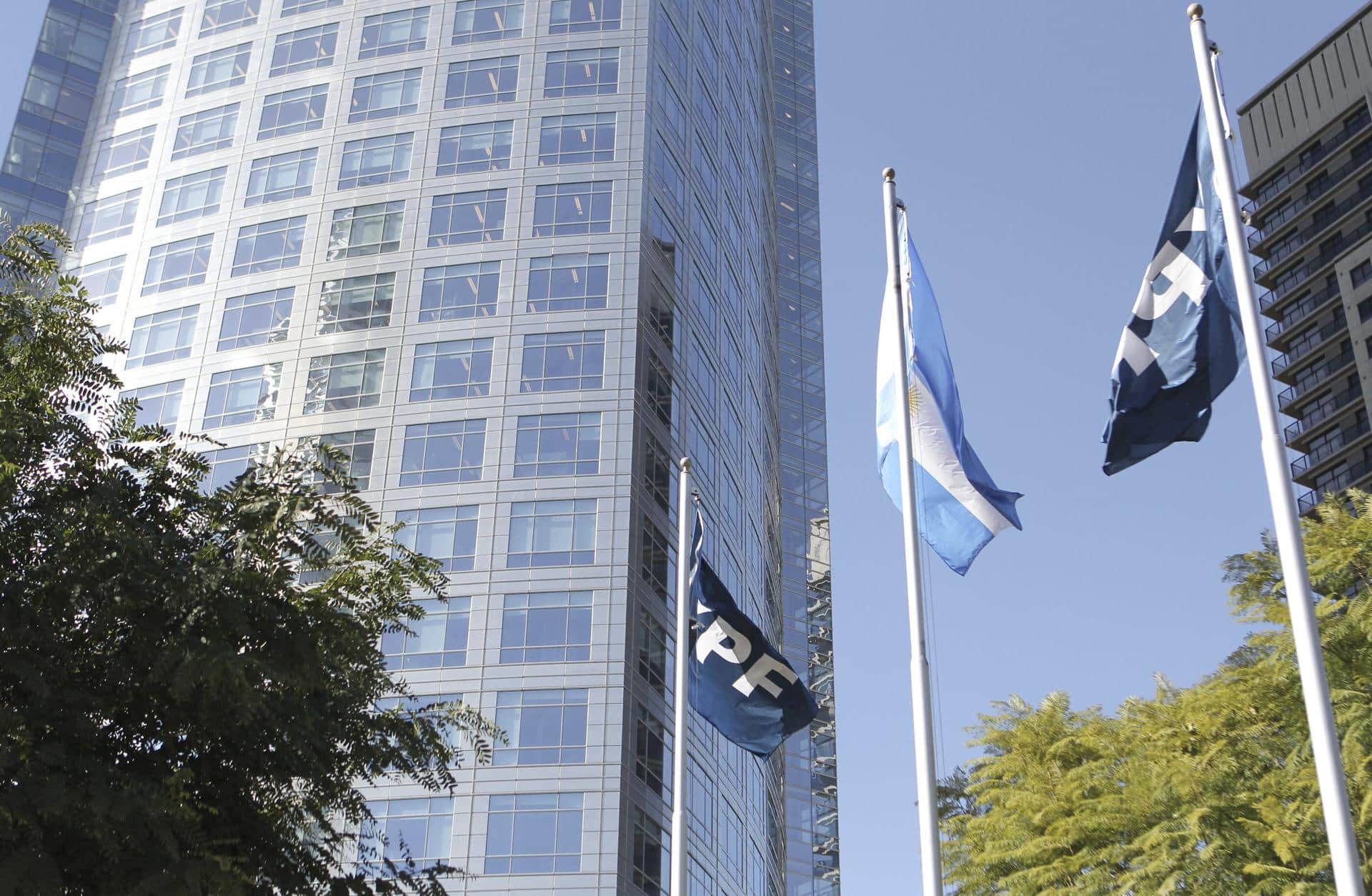 Fotografía de archivo de las banderas de YPF y de Argentina frente a la sede de la petrolera, en Buenos Aires (Argentina). EFE/David Fernández