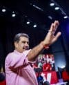 Fotografía cedida por Prensa del Palacio de Miraflores del presidente de Venezuela, Nicolás Maduro, saludando durante un acto del Partido Socialista Unido de Venezuela (PSUV) este lunes, en Caracas (Venezuela). EFE/ Palacio Miraflores /
