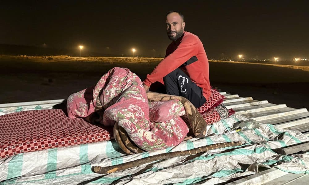 El palestino Saber Abu Aram se acomoda en un colchón sobre el tejado, donde va a dormir. EFE/Nuria Garrido