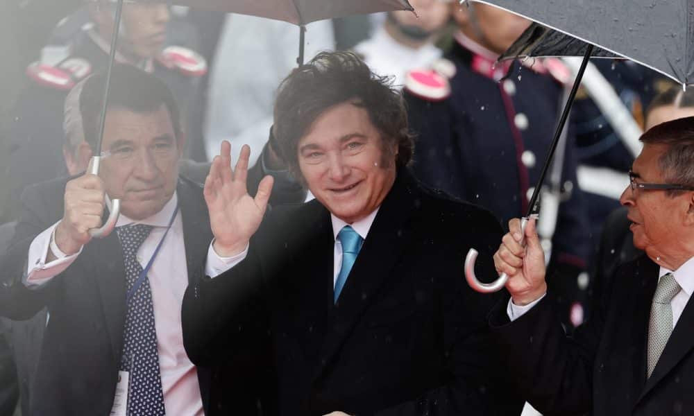 El presidente de Argentina, Javier Milei, llega para asistir al acto de investidura del presidente electo de Bolivia, Rodrigo Paz Pereira este sábado, en la plaza Murillo en La Paz (Bolivia). EFE/ Juan Ignacio Roncoroni