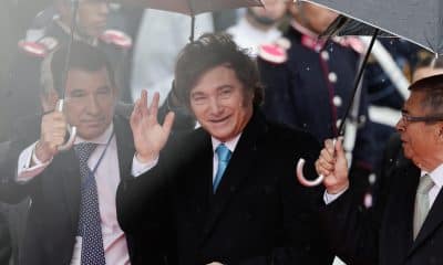 El presidente de Argentina, Javier Milei, llega para asistir al acto de investidura del presidente electo de Bolivia, Rodrigo Paz Pereira este sábado, en la plaza Murillo en La Paz (Bolivia). EFE/ Juan Ignacio Roncoroni