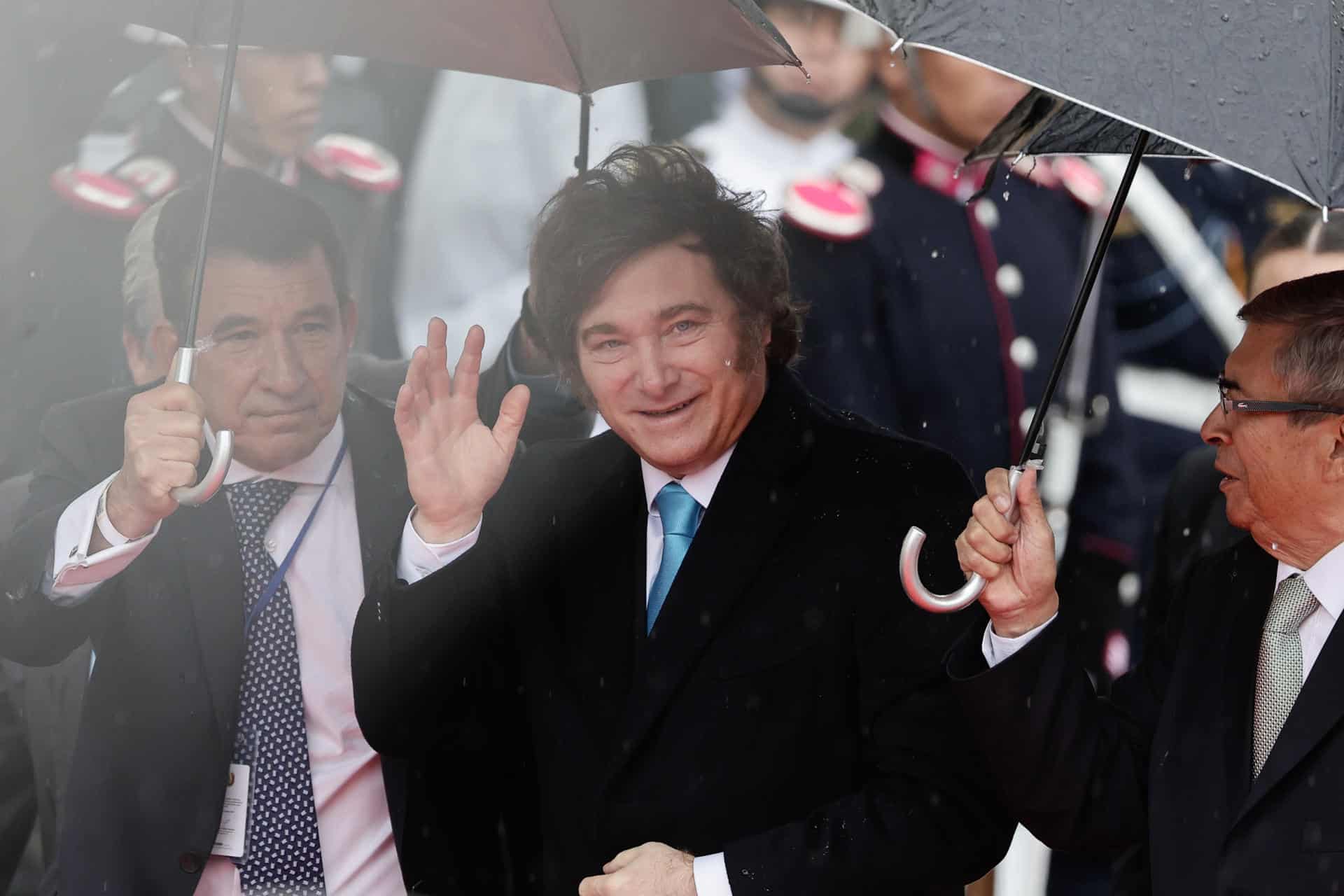 El presidente de Argentina, Javier Milei, llega para asistir al acto de investidura del presidente electo de Bolivia, Rodrigo Paz Pereira este sábado, en la plaza Murillo en La Paz (Bolivia). EFE/ Juan Ignacio Roncoroni