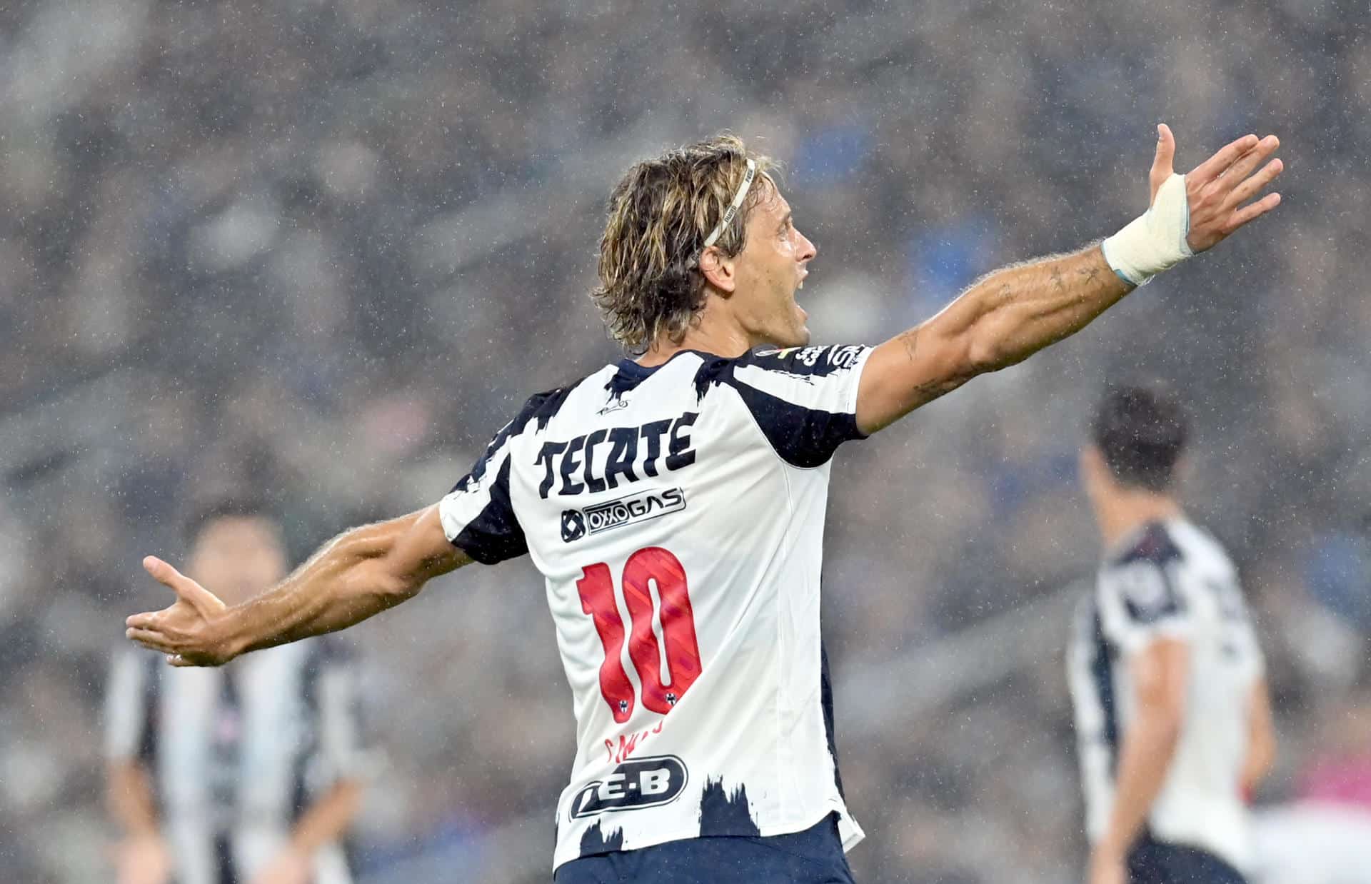 Sergio Canales de Monterrey reacciona este miércoles, en el partido de ida de los cuartos de final de la Liga MX entre Monterrey y América en el estadio BBVA, en Guadalupe (México). EFE/ Miguel Sierra