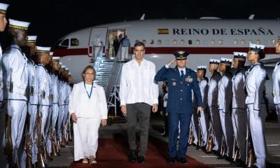 Fotografía cedida por la Cancillería de Colombia del presidente del Gobierno español, Pedro Sánchez (c), junto a la canciller de Colombia, Rosa Villavicencio (i), a su llegada al aeropuerto Ernesto Cortissoz este viernes, en Barranquilla (Colombia). EFE/ Cancillería de Colombia