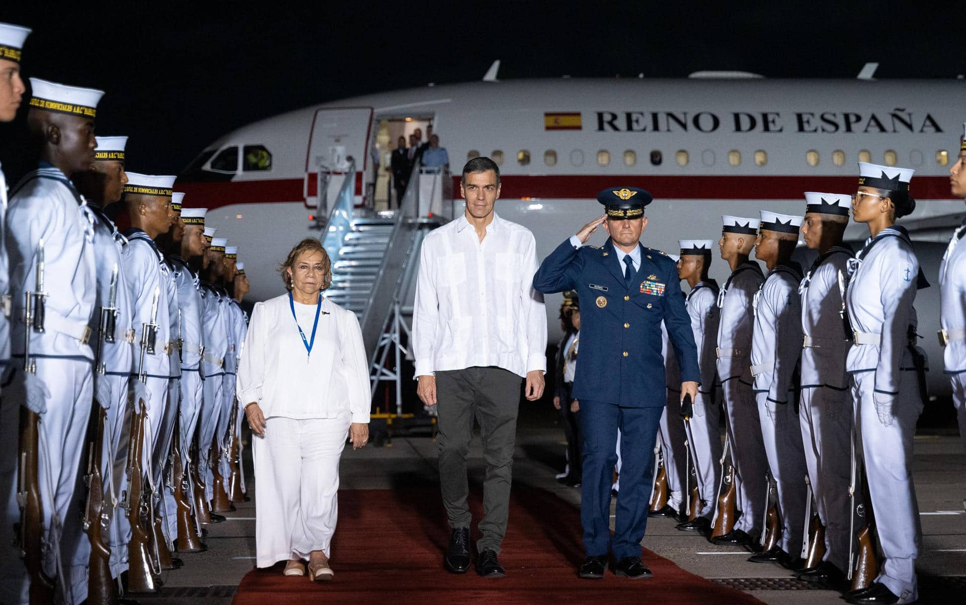 Fotografía cedida por la Cancillería de Colombia del presidente del Gobierno español, Pedro Sánchez (c), junto a la canciller de Colombia, Rosa Villavicencio (i), a su llegada al aeropuerto Ernesto Cortissoz este viernes, en Barranquilla (Colombia). EFE/ Cancillería de Colombia