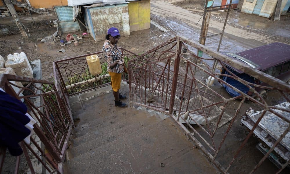 Una persona limpia el segundo piso de una casa afectada por el paso del huracán Melissa, este domingo en Cave Valley (Jamaica). EFE/ Orlando Barría