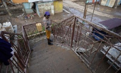 Una persona limpia el segundo piso de una casa afectada por el paso del huracán Melissa, este domingo en Cave Valley (Jamaica). EFE/ Orlando Barría