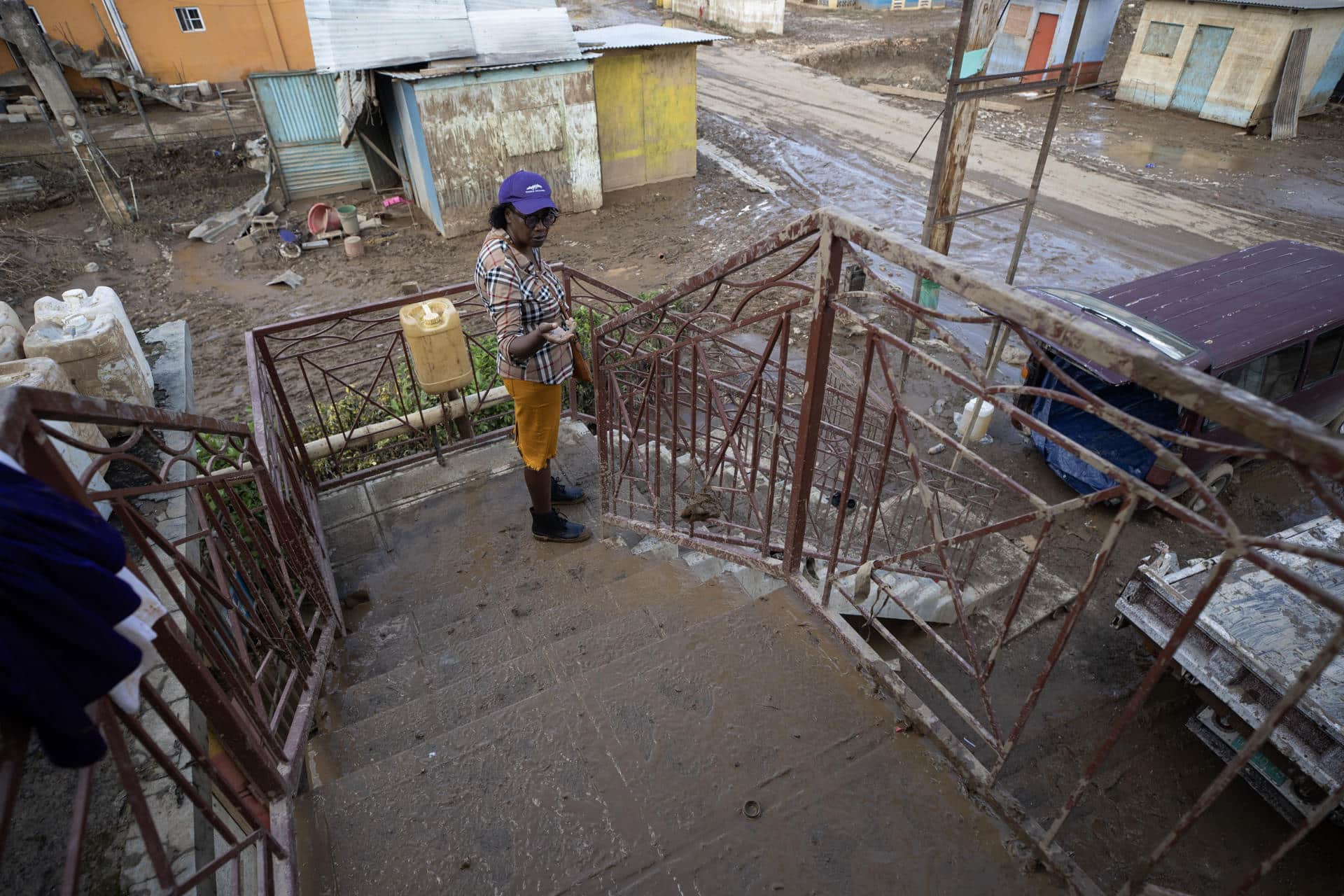 Una persona limpia el segundo piso de una casa afectada por el paso del huracán Melissa, este domingo en Cave Valley (Jamaica). EFE/ Orlando Barría
