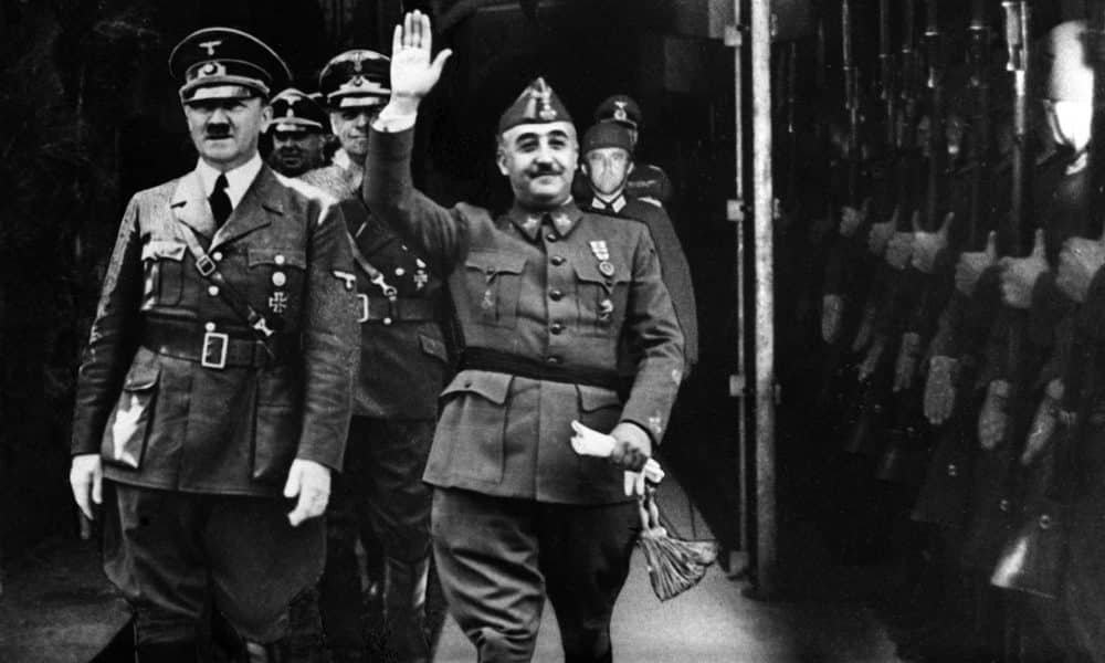 FOTO ARCHIVO. Fotografía difundida en España por la Agencia Efe de la entrevista de Francisco Franco con Adolf Hitler. Ambos dictadores pasaron revista a las tropas que aparecen en la imagen y  levantaron el brazo como saludo, pero las figuras de Franco y de Hitler fueron tomadas de otro acto anterior y pegadas sobre el original de Hendaya, probablemente para realzar su imagen. También son "de pega" los dos militares que aparecen detrás de Hitler.  (Ver foto código 748818). (Ver otras fotos "trucadas" códigos, 748817, 748818, y 2283210 y 2283211).  EFE.
A file picture issued in Spain by Spanish news agency EFE showing Spanish dictator Francisco Franco (front, R) and German dictator Adolf Hitler (front, L) during their meeting in Hendaya, France, on 23 October 1940. Both dictators inspected the troops depicted in the photo and lifted their arms in an official salute, but the images of Franco and Hitler on the picture were taken during a previous event, their figures were copied from it and pasted on the original one taken in Hendaya presumably to enhance their image. The two military men depicted in the photo behind Franco and Hitler are also tricked and copied from another original. (Find photo code 748818). (Find other 'tricked' photos codes: 748817, 748818, y 2283210 y 2283211). EFE.