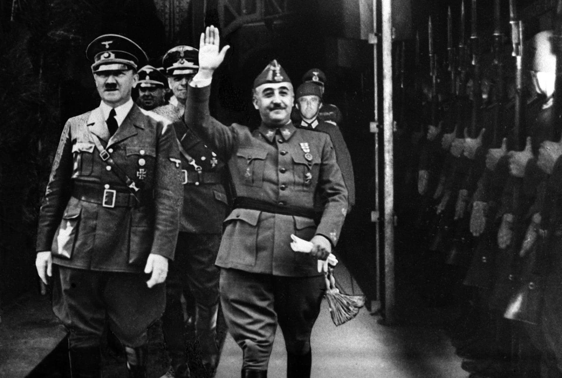FOTO ARCHIVO. Fotografía difundida en España por la Agencia Efe de la entrevista de Francisco Franco con Adolf Hitler. Ambos dictadores pasaron revista a las tropas que aparecen en la imagen y  levantaron el brazo como saludo, pero las figuras de Franco y de Hitler fueron tomadas de otro acto anterior y pegadas sobre el original de Hendaya, probablemente para realzar su imagen. También son "de pega" los dos militares que aparecen detrás de Hitler.  (Ver foto código 748818). (Ver otras fotos "trucadas" códigos, 748817, 748818, y 2283210 y 2283211).  EFE.
A file picture issued in Spain by Spanish news agency EFE showing Spanish dictator Francisco Franco (front, R) and German dictator Adolf Hitler (front, L) during their meeting in Hendaya, France, on 23 October 1940. Both dictators inspected the troops depicted in the photo and lifted their arms in an official salute, but the images of Franco and Hitler on the picture were taken during a previous event, their figures were copied from it and pasted on the original one taken in Hendaya presumably to enhance their image. The two military men depicted in the photo behind Franco and Hitler are also tricked and copied from another original. (Find photo code 748818). (Find other 'tricked' photos codes: 748817, 748818, y 2283210 y 2283211). EFE.